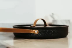 Arvet hamrad svart traktörpanna med lock, Modell X2, Ø28 cm