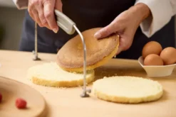 Blomsterbergs justerbar tårtbottensdelare, Latte