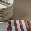Bold Stripe pappersservett, Vinröd-blå, 20‑pack, 33×33 cm