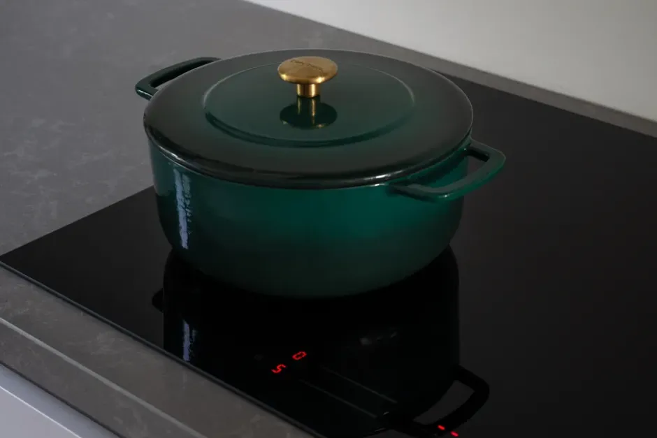 Combekk Enameled gjutjärnsgryta Ø24 cm, Holly Green-gold knob