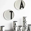 Design Letters tallrik, V