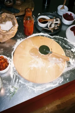 Grand Cru pizzabräda och pizzaskärare, Bok, Ø35 cm