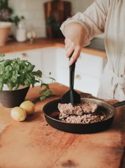 Kani köttfärshackare, Svart
