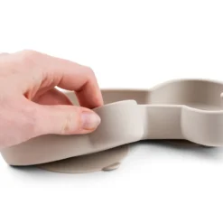 Lalee Stick&Stay barntallrik 13,5x18 cm, Sand