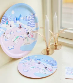 Mumin grytunderlägg vinter 2022 Ø21 cm, Blå-vit-rosa