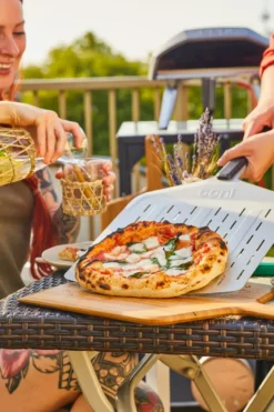 Ooni Signature perforerad pizzaspade, Aluminium-valnöt, 14
