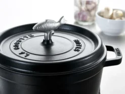 Staub knopp i metall, Fisk