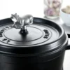 Staub knopp i metall, Ko