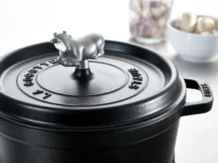 Staub knopp i metall, Ko