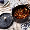 Staub knopp i metall, Kyckling