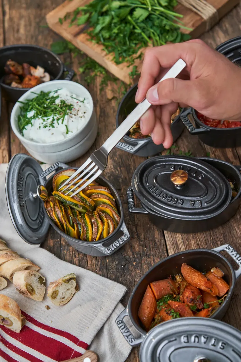 Staub La Cocotte oval gryta gjutjärn 0,6 L, Svart