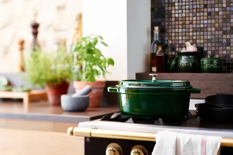 Staub La Cocotte oval gryta gjutjärn 6,7 L, Grenadinröd