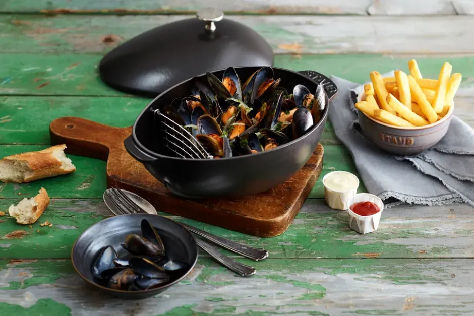 Staub musselgryta i gjutjärn 2 l, svart
