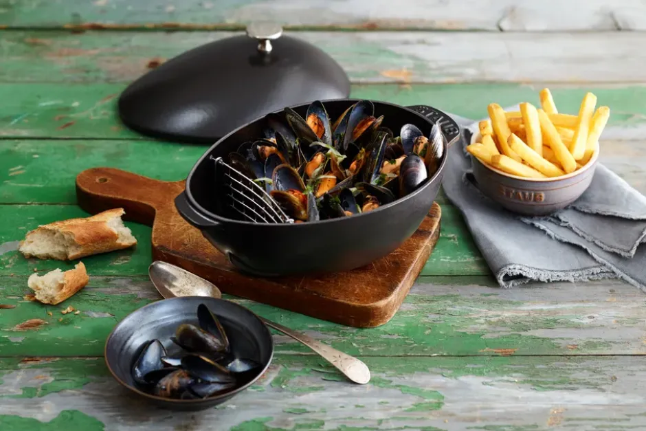 Staub musselgryta i gjutjärn 2 l, svart