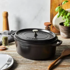 Staub oval gryta i gjutjärn 4,2 l, svart