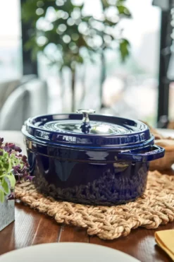 Staub oval gryta i gjutjärn, tre lager emalj 4,2 l, mörkblå