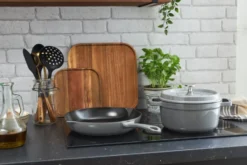 Staub stekpanna gjutjärn med hällpip Ø26 cm, Grafitgrå