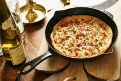 Staub stekpanna gjutjärn med hällpip Ø26 cm, Svart