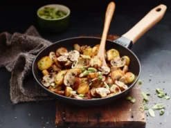 Staub stekpanna gjutjärn svart ljust trähandtag, Ø24 cm
