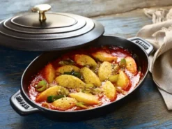 Staub ugnsform gjutjärn med lock oval 23 cm, Svart