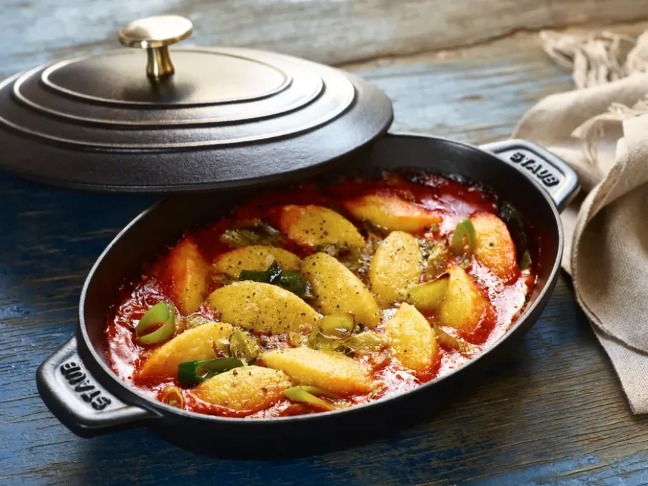 Staub ugnsform gjutjärn med lock oval 23 cm, Svart