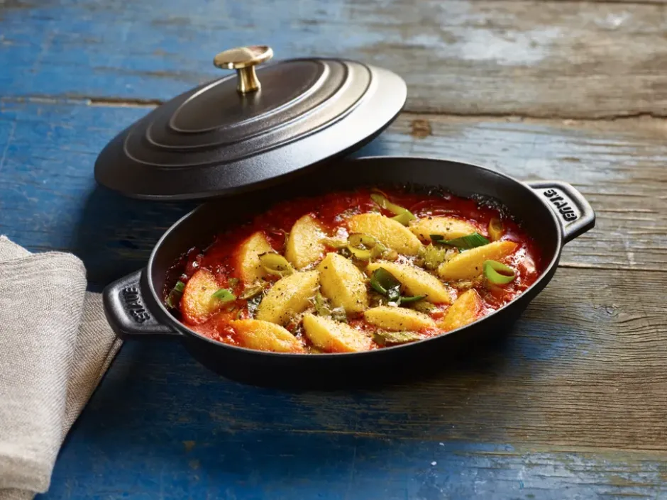 Staub ugnsform gjutjärn med lock oval 23 cm, Svart