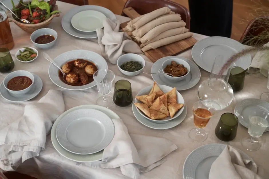 Swedish Grace djup tallrik Ø25 cm, Dimma (grå)